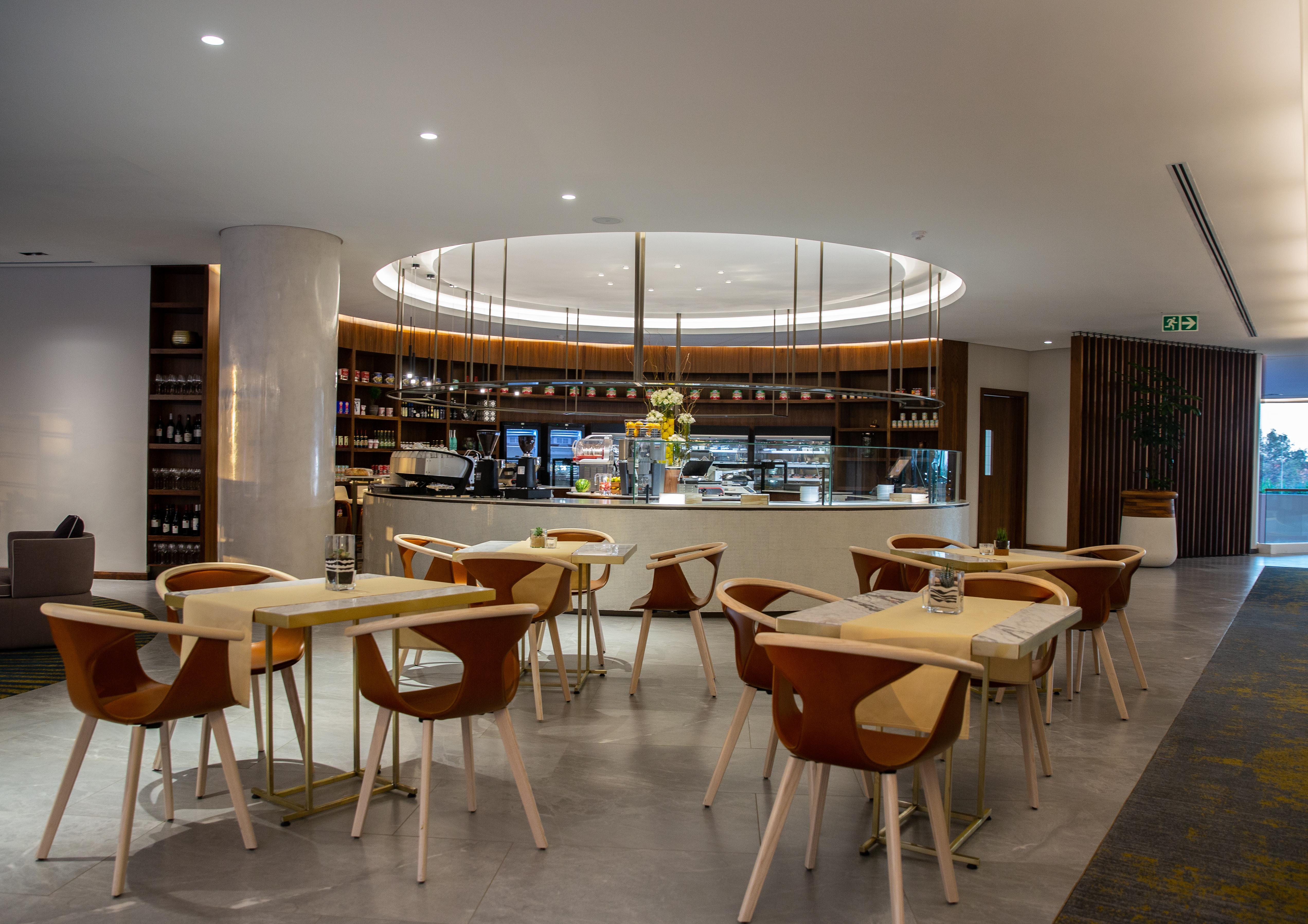 The Houghton Hotel, Spa, Wellness & Golf Johannesburgo Exterior foto The lounge at the airport