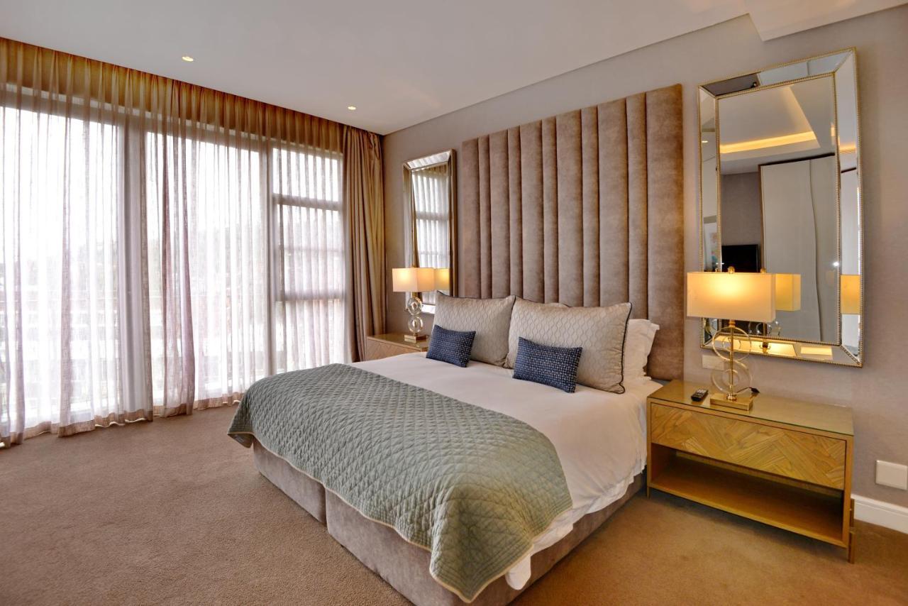 The Houghton Hotel, Spa, Wellness & Golf Johannesburgo Exterior foto A bedroom at the Taj Mahal Palace