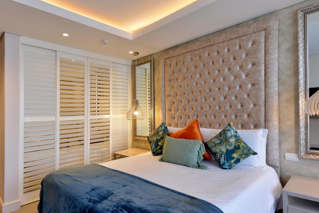 The Houghton Hotel, Spa, Wellness & Golf Johannesburgo Exterior foto A bedroom at the Cape Heritage