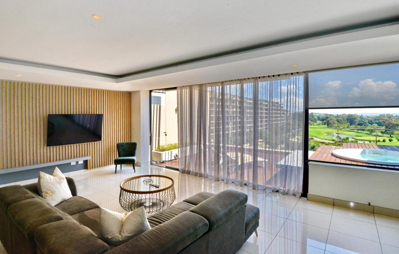 The Houghton Hotel, Spa, Wellness & Golf Johannesburgo Exterior foto A living room with a sheer curtain