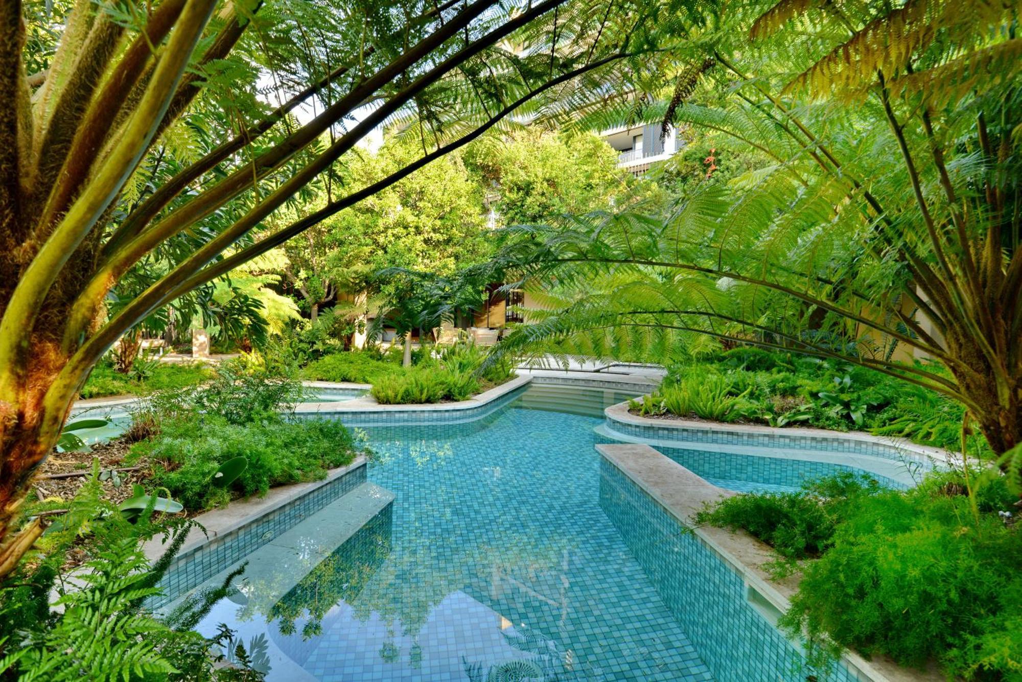 The Houghton Hotel, Spa, Wellness & Golf Johannesburgo Exterior foto The pool at the hotel