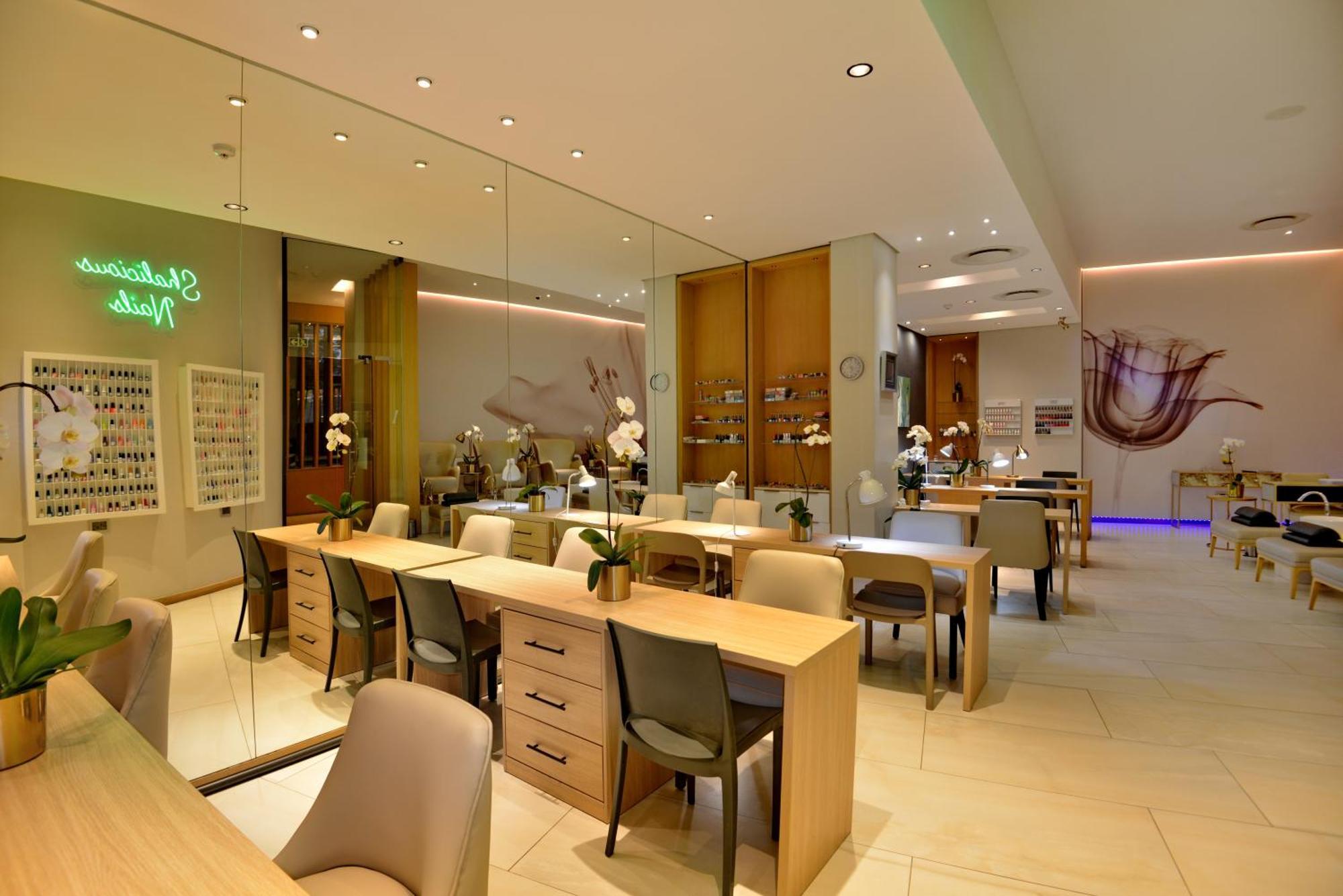 The Houghton Hotel, Spa, Wellness & Golf Johannesburgo Exterior foto The interior of a nail salon