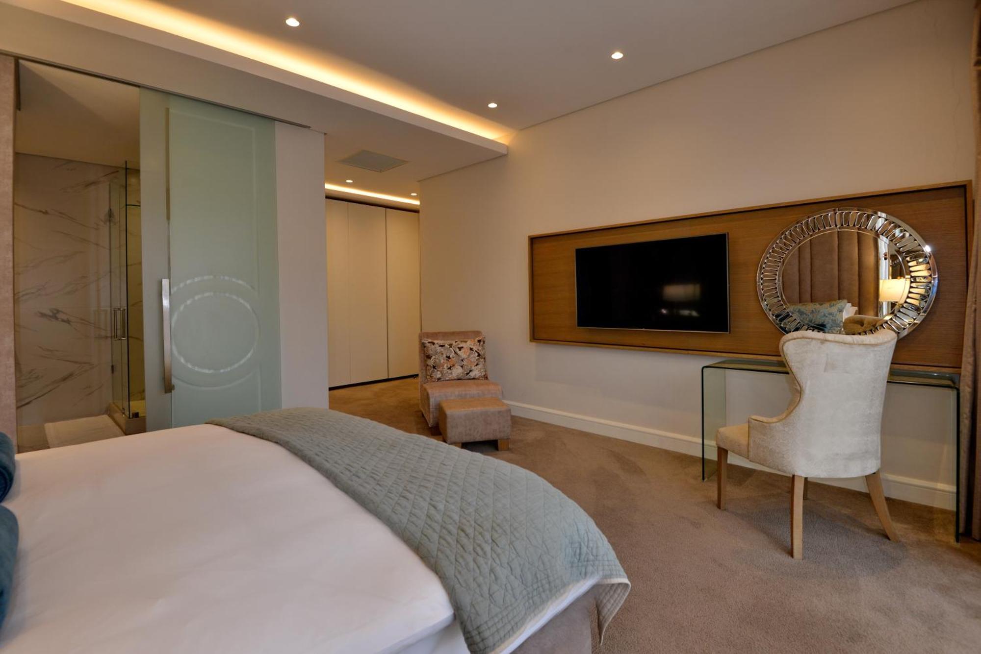 The Houghton Hotel, Spa, Wellness & Golf Johannesburgo Habitación foto A bedroom at the hotel